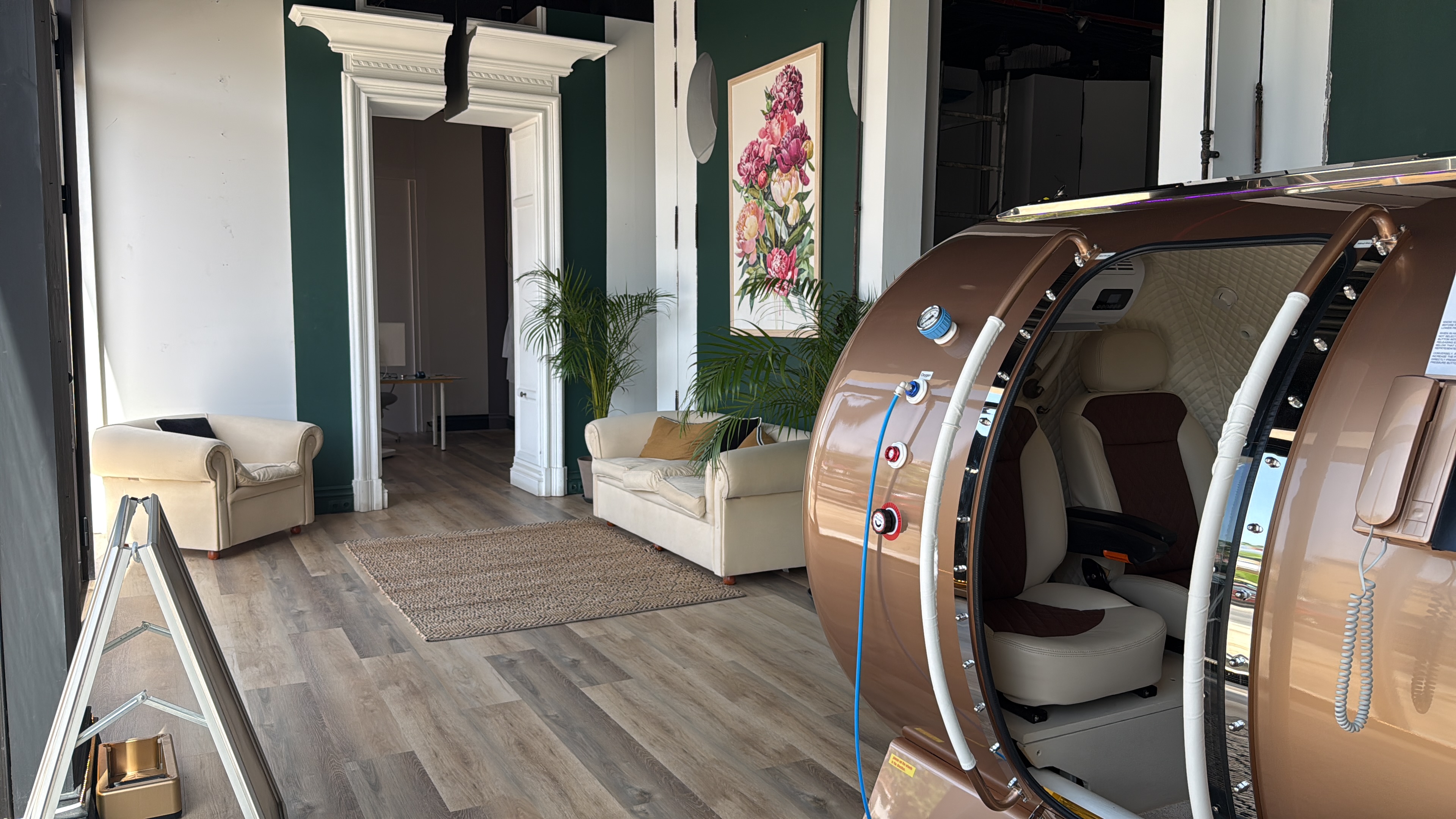 Salón con cámara hiperbárica — ambiente premium